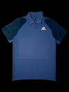 Camisa polo azul marinho da Adidas Essentials, tamanho G, com logo branco e mangas contrastantes em azul escuro.