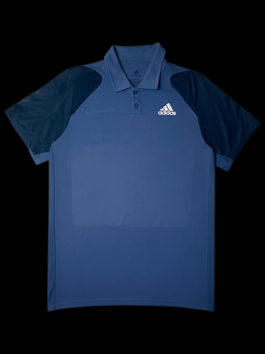 Camisa polo azul marinho da Adidas Essentials, tamanho G, com logo branco e mangas contrastantes em azul escuro.