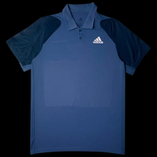 Camisa polo azul marinho da Adidas Essentials, tamanho G, com logo branco e mangas contrastantes em azul escuro.