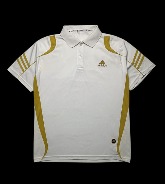 Camisa polo branca Adidas TeamGeist masculina com detalhes dourados nas mangas e laterais, tamanho G.