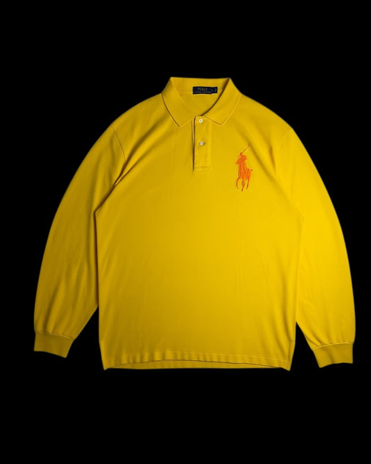 Camisa polo amarela de manga longa da garimpo do madruga com logo de cavalo laranja bordado no peito.