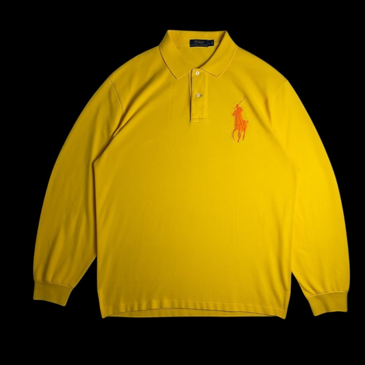 Camisa polo manga longa amarela garimpo do madruga com logo bordado em laranja no peito, tamanho G.