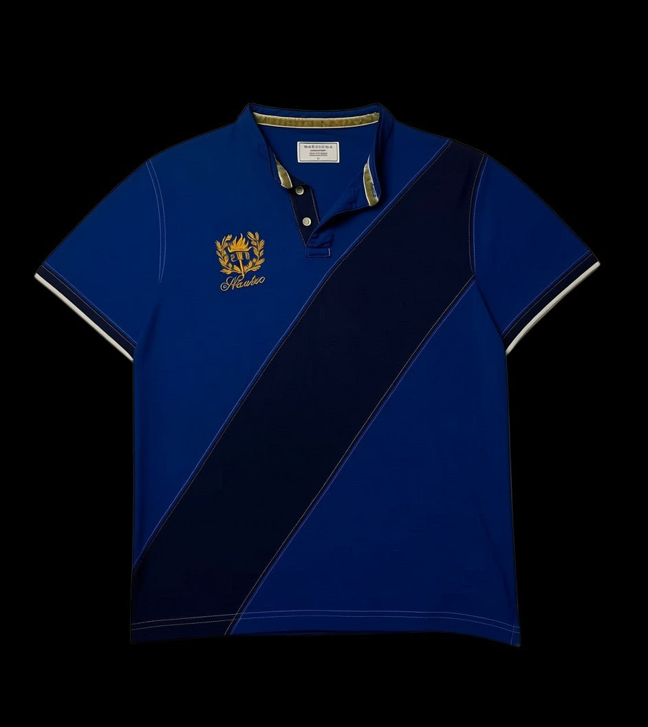 Camisa polo azul royal da Marfino com detalhe em bloco de cor azul marinho e bordado "Nautico" dourado. Gola com botões.