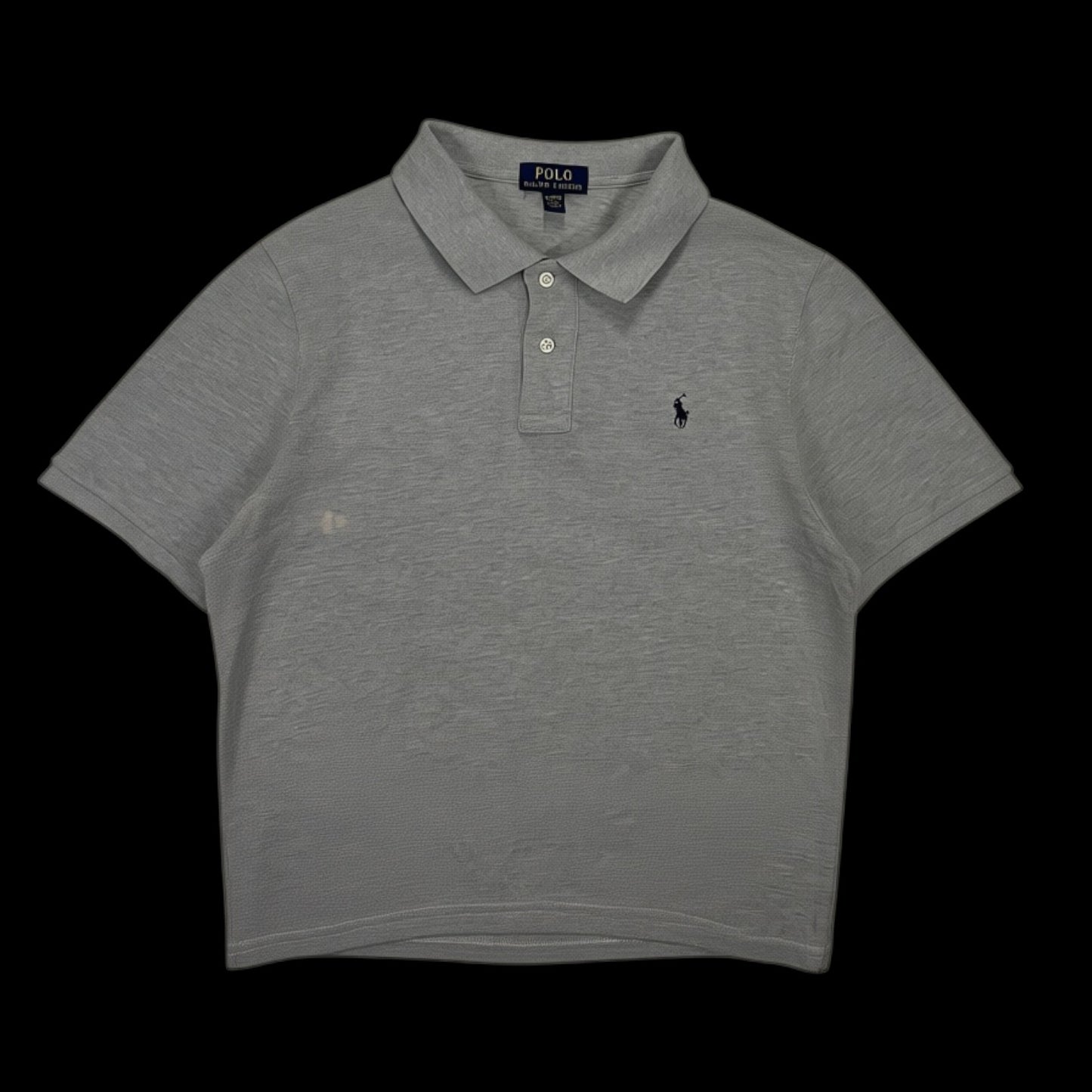 Camisa polo cinza Ralph Lauren da garimpo do madruga, tamanho P, com bordado do logo e pequena mancha visível.