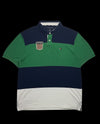 Camisa polo Tommy Hilfiger color block azul marinho, verde e branca com patch "HILFIGER" no peito.