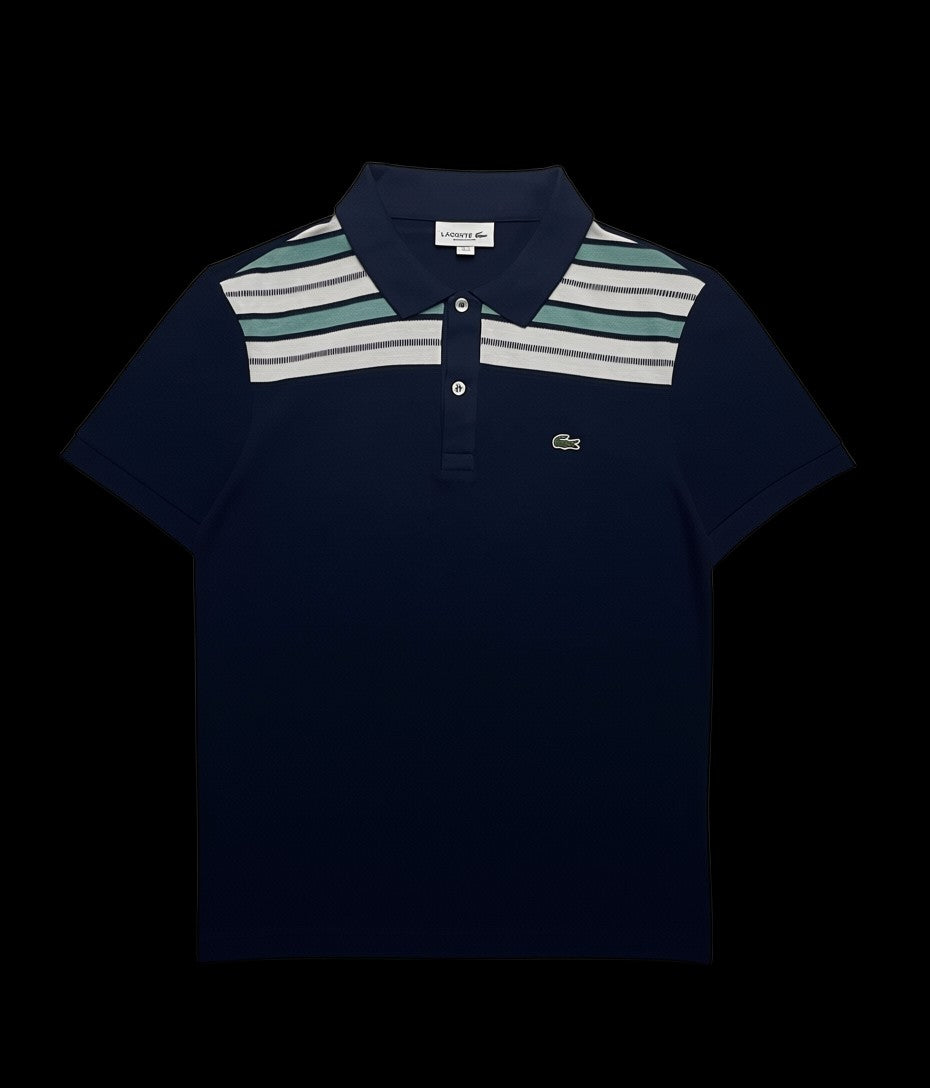 Camisa polo masculina azul marinho da Lacoste com listras verdes e brancas na gola e peito, logo do crocodilo bordado.