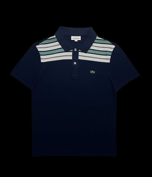 Camisa polo masculina azul marinho da Lacoste com listras verdes e brancas na gola e peito, logo do crocodilo bordado.