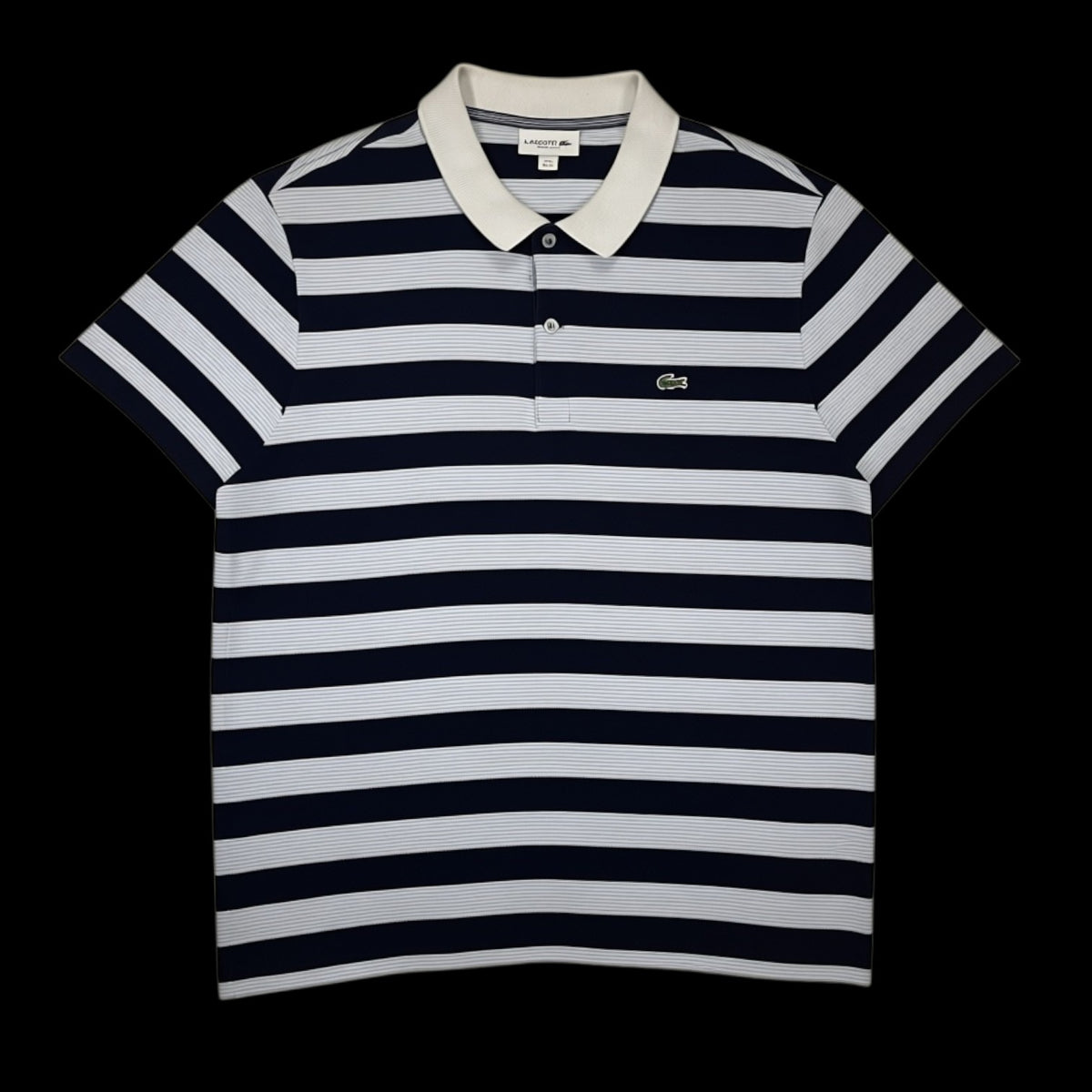 Camisa polo Lacoste listrada em azul marinho e branco com gola clara, disponível no garimpo do madruga, tamanho G.