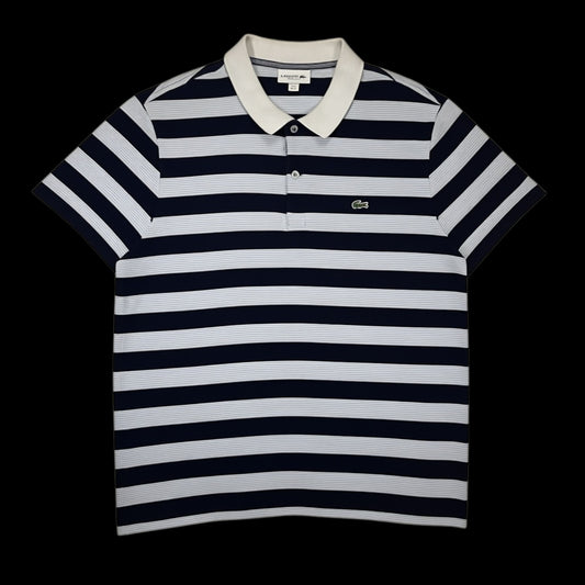 Camisa polo Lacoste listrada em azul marinho e branco com gola clara, disponível no garimpo do madruga, tamanho G.