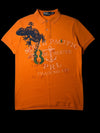 Camisa polo laranja da Ralph Lauren com estampa de lagarto azul e âncora, tamanho M.
