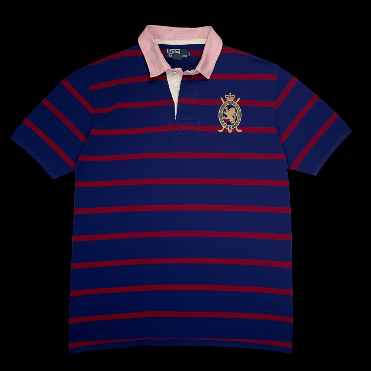 Camisa polo garimpo do madruga listrada em azul e vermelho com gola rosa e brasão bordado no peito