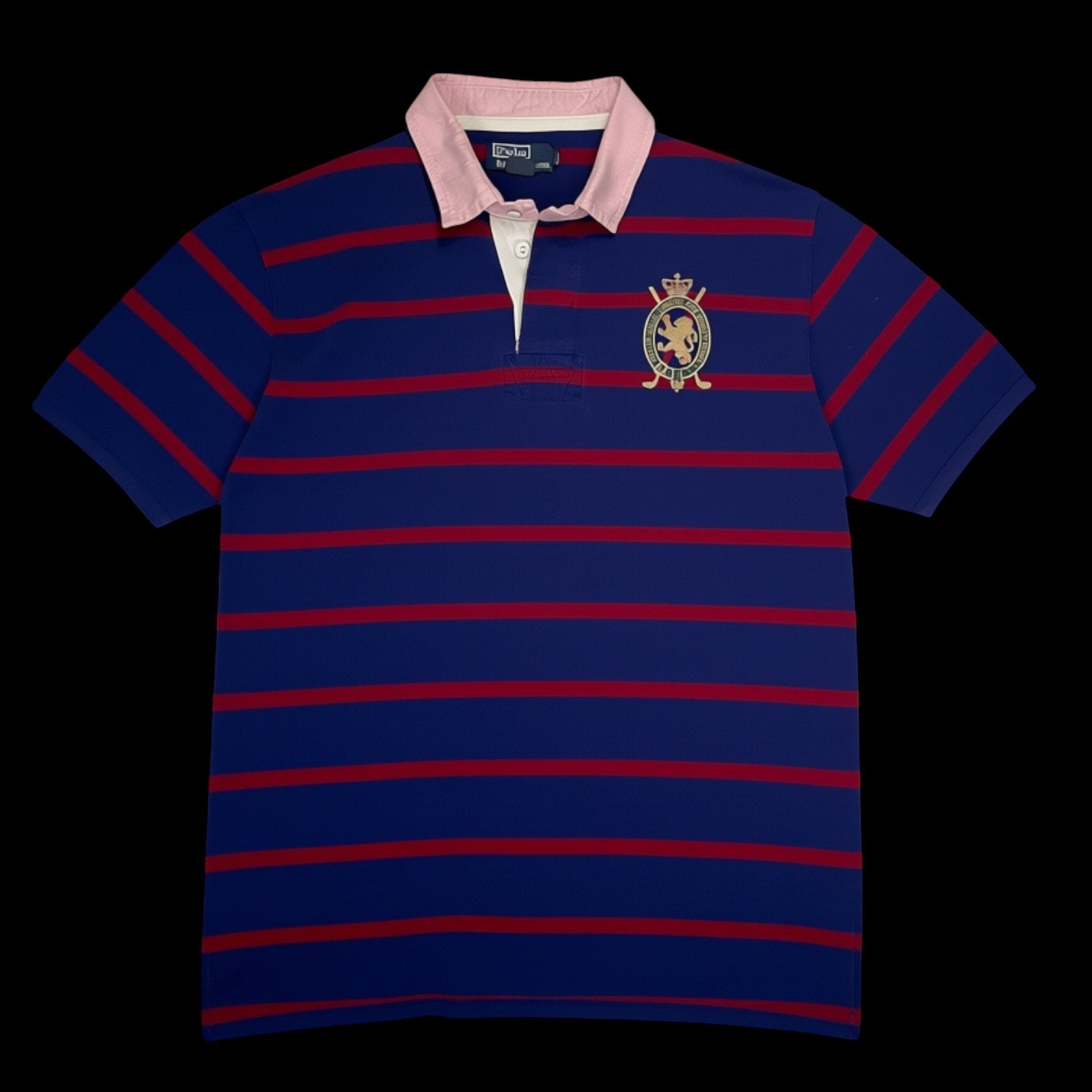 Camisa polo garimpo do madruga listrada em azul e vermelho com gola rosa e brasão bordado no peito