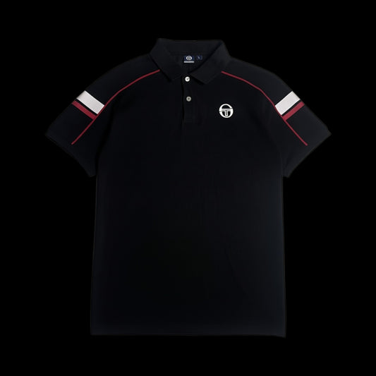 Camisa polo preta Sérgio Tacchini com detalhes em branco e vermelho nas mangas, disponível na garimpo do madruga