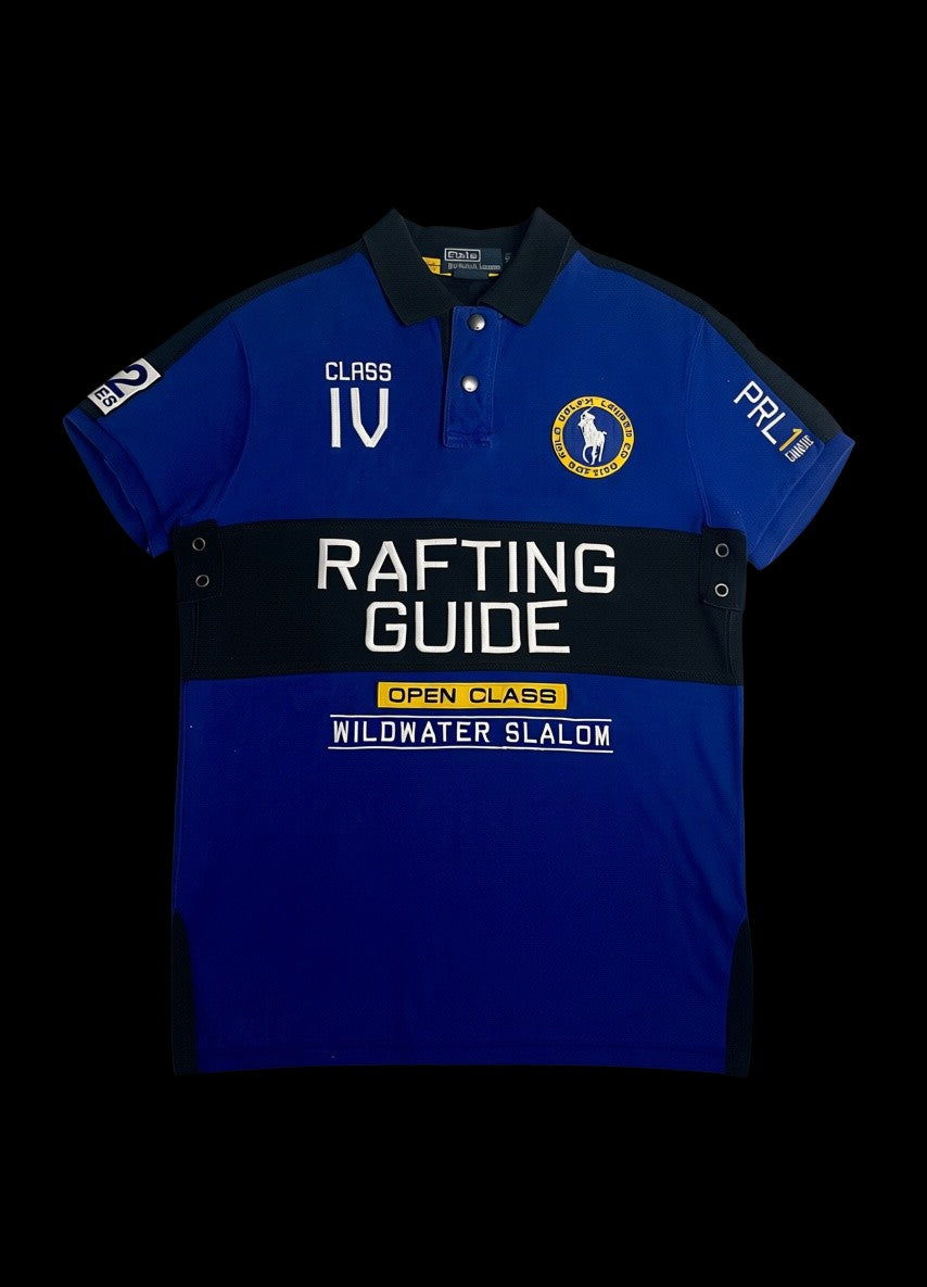 Camisa polo Ralph Lauren Rafting Guide azul com detalhes em preto, estampa temática e bordado, garimpo do madruga
