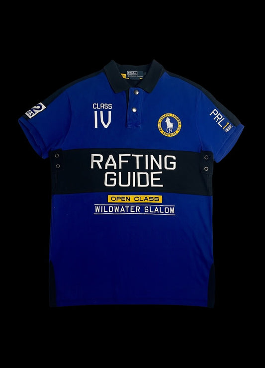 Camisa polo Ralph Lauren Rafting Guide azul com detalhes em preto, estampa temática e bordado, garimpo do madruga