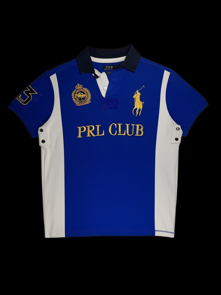 Camisa polo Ralph Lauren PRL Club azul e branca com bordados dourados, disponível no garimpo do madruga