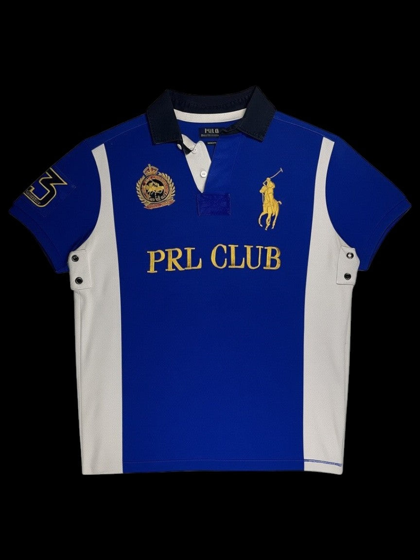 Camisa polo Ralph Lauren PRL Club azul e branca com bordados dourados, disponível no garimpo do madruga