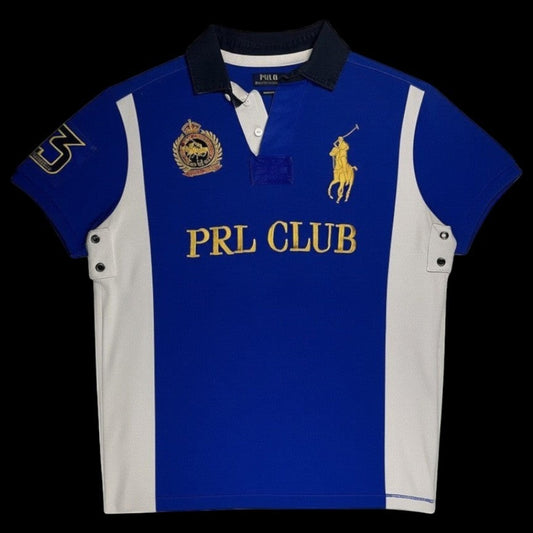 Camisa polo Ralph Lauren PRL Club azul e branca com bordados dourados, disponível no garimpo do madruga