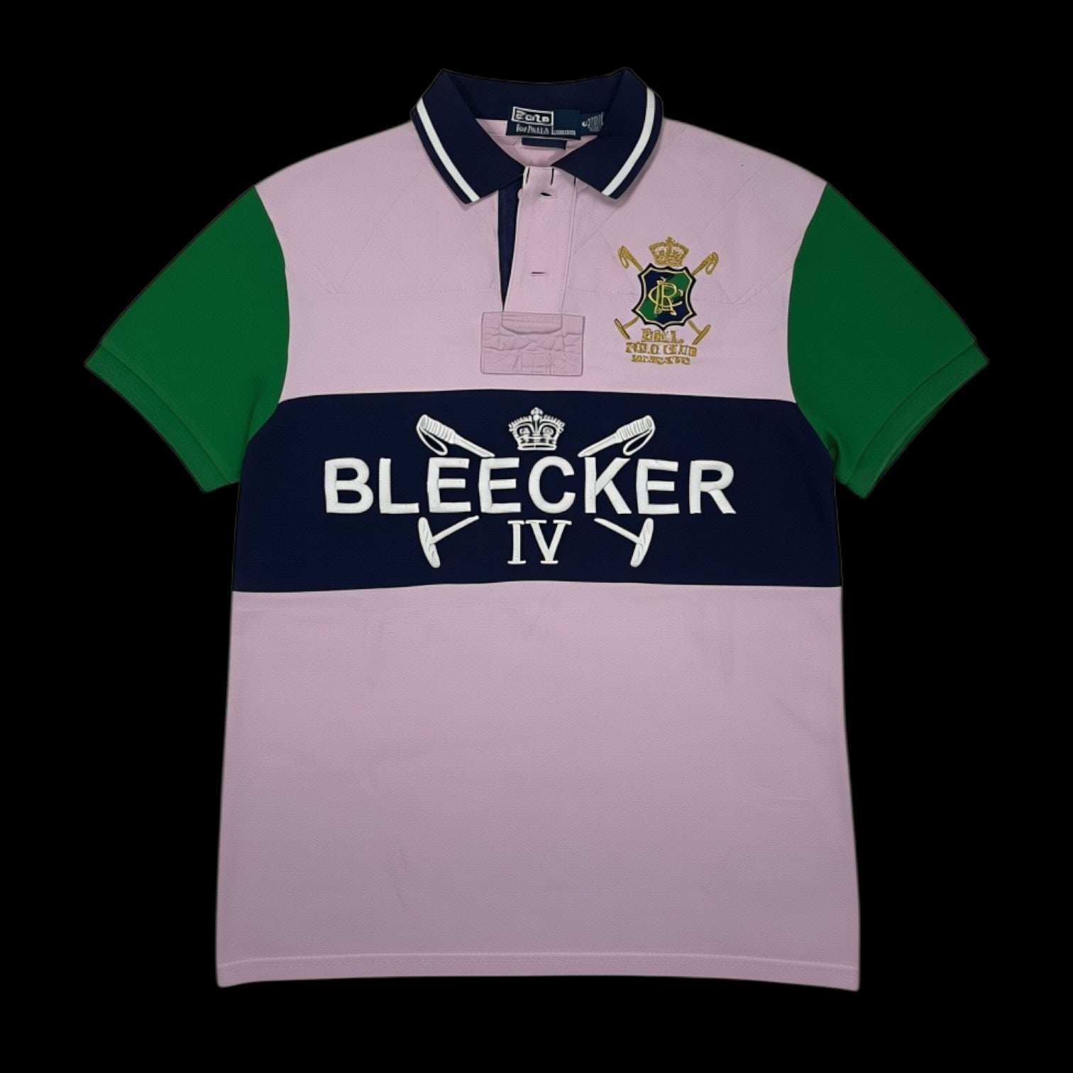 Camisa polo garimpo do madruga Ralph Lauren Bleecker IV em tons de lilás, verde e azul marinho com bordado frontal