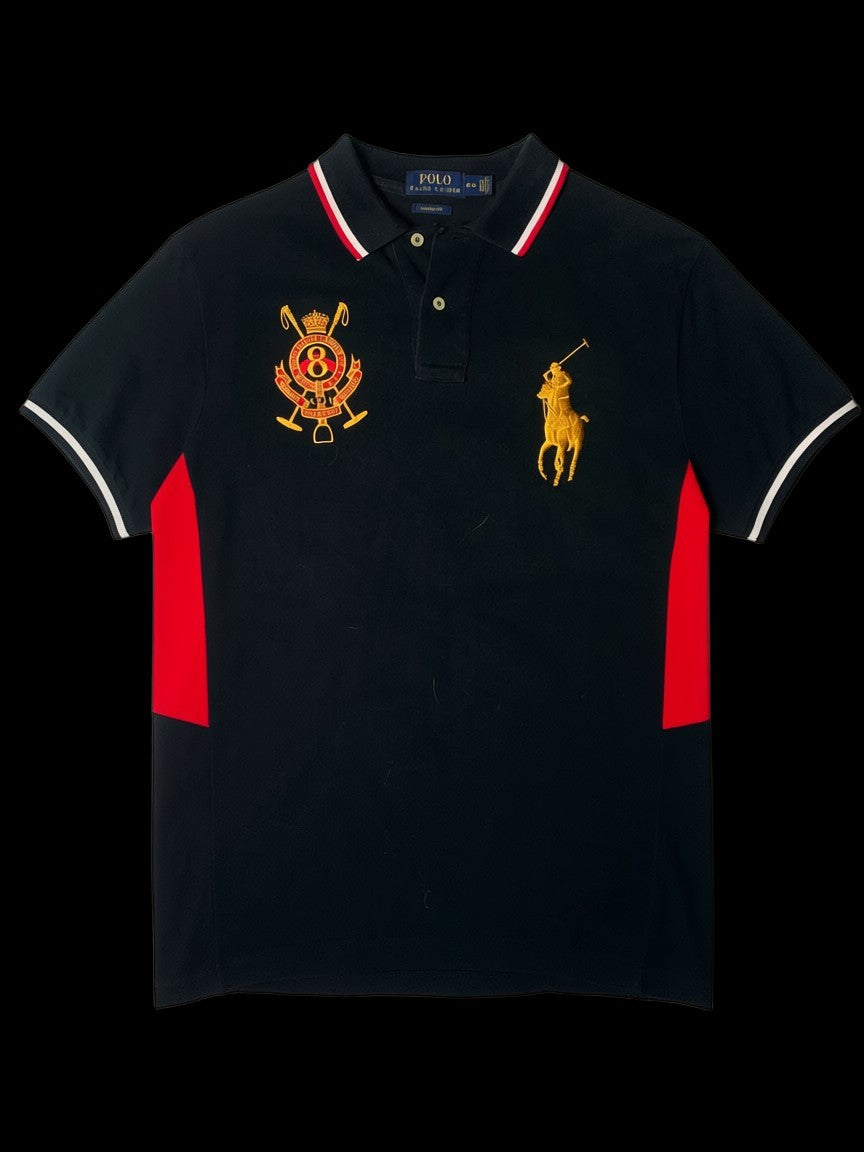 Camisa polo preta da garimpo do madruga com logo Ralph Lauren dourado e detalhes em vermelho e branco. Tamanho M.