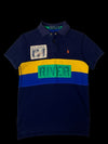 Camisa polo Ralph Lauren Rafting azul marinho com listras amarelas e azuis, estampa "RIVER" e logo do cavalo laranja. Tamanho P.