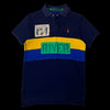 Camisa polo Ralph Lauren Rafting azul marinho com listras amarelas e azuis, estampa "RIVER" e logo do cavalo laranja. Tamanho P.