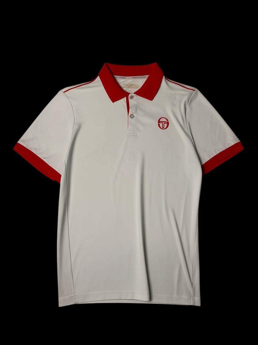 Camisa polo branca masculina Sérgio Tacchini com gola e punhos vermelhos, logo bordado e detalhes em vermelho nas mangas. Tamanho M.