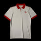 Camisa polo branca masculina Sérgio Tacchini com gola e punhos vermelhos, logo bordado e detalhes em vermelho nas mangas. Tamanho M.