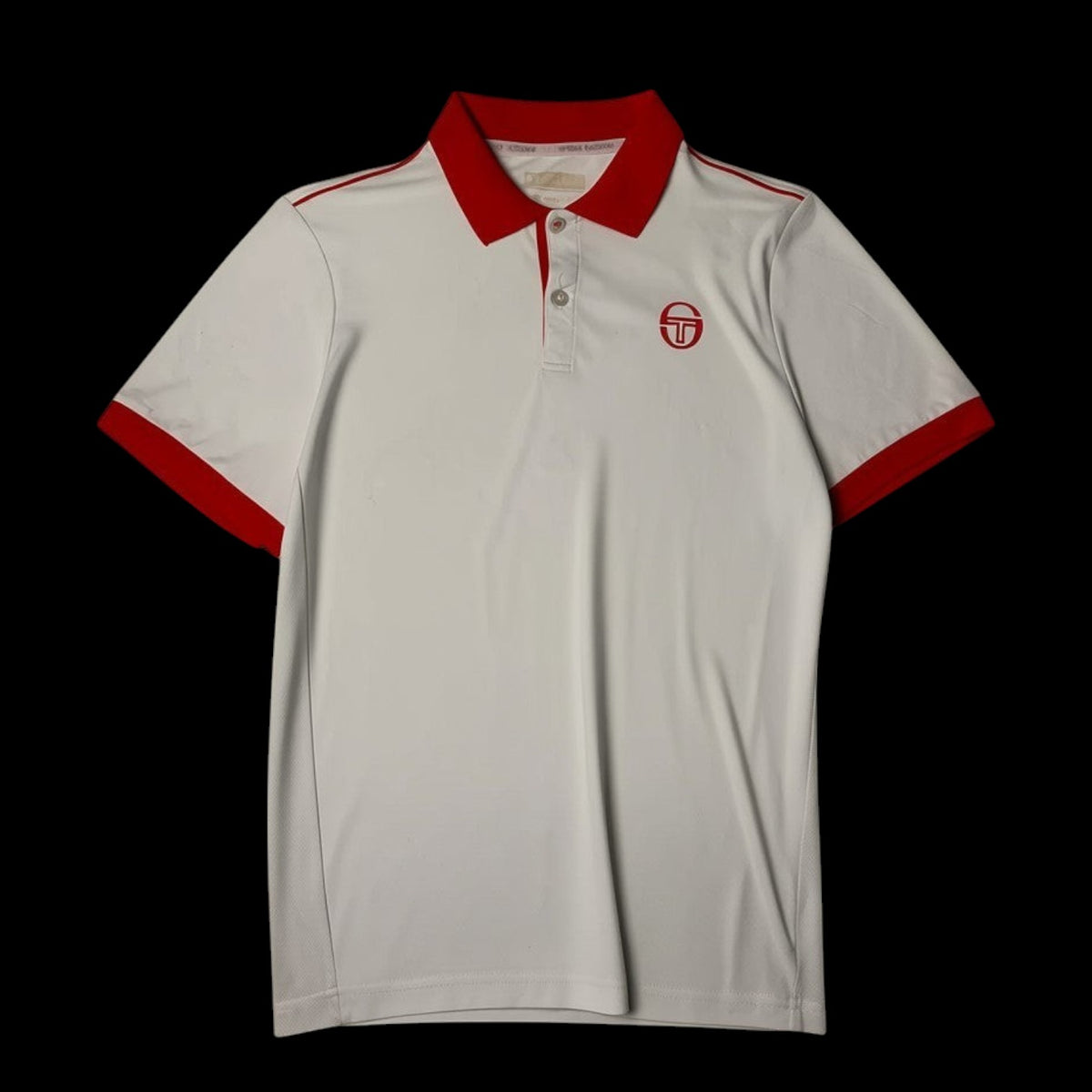Camisa polo branca masculina Sérgio Tacchini com gola e punhos vermelhos, logo bordado e detalhes em vermelho nas mangas. Tamanho M.