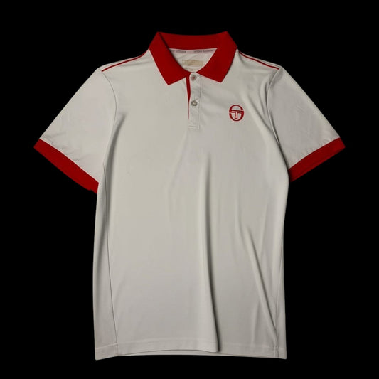 Camisa polo branca masculina Sérgio Tacchini com gola e punhos vermelhos, logo bordado e detalhes em vermelho nas mangas. Tamanho M.