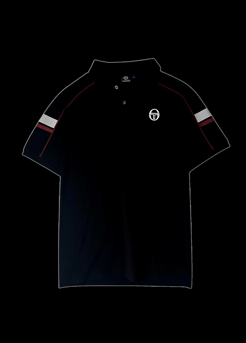 Camisa polo preta Sérgio Tacchini masculina tamanho G com logo branco no peito e detalhes nas mangas.