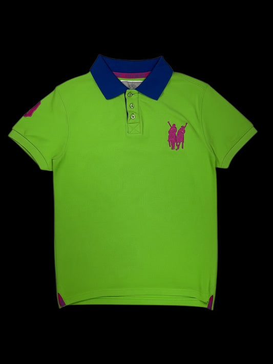 Camisa polo verde garimpo do madruga com gola azul, bordado de cavalos em rosa e detalhes em contraste