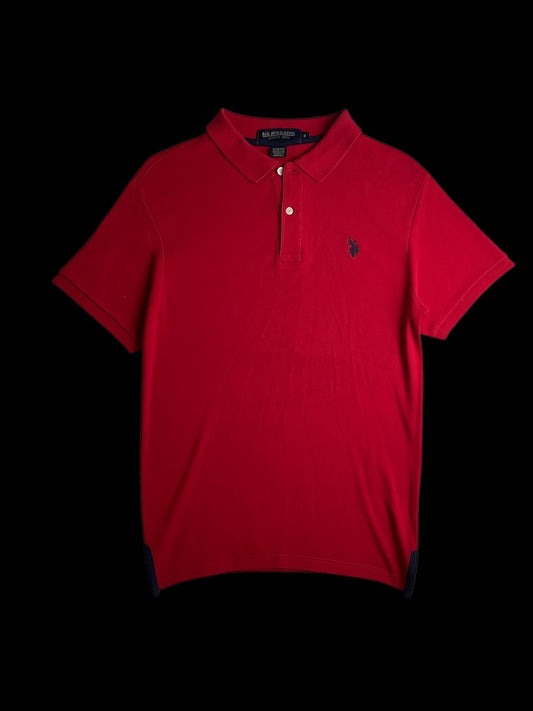 Camisa polo vermelha U.S Polo Assn de algodão, tamanho P, com logo bordado no peito e detalhes em azul marinho na gola e barra.