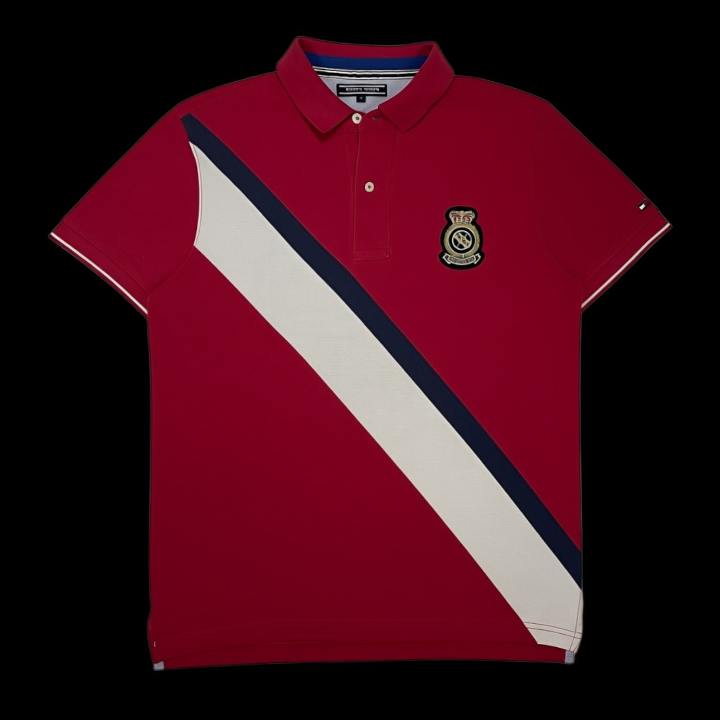 Camisa polo vermelha garimpo do madruga com faixa diagonal bege e azul e emblema bordado no peito, tamanho M