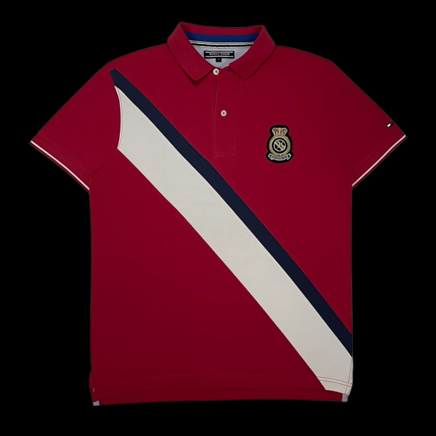 Camisa polo vermelha garimpo do madruga com faixa diagonal bege e azul e emblema bordado no peito, tamanho M