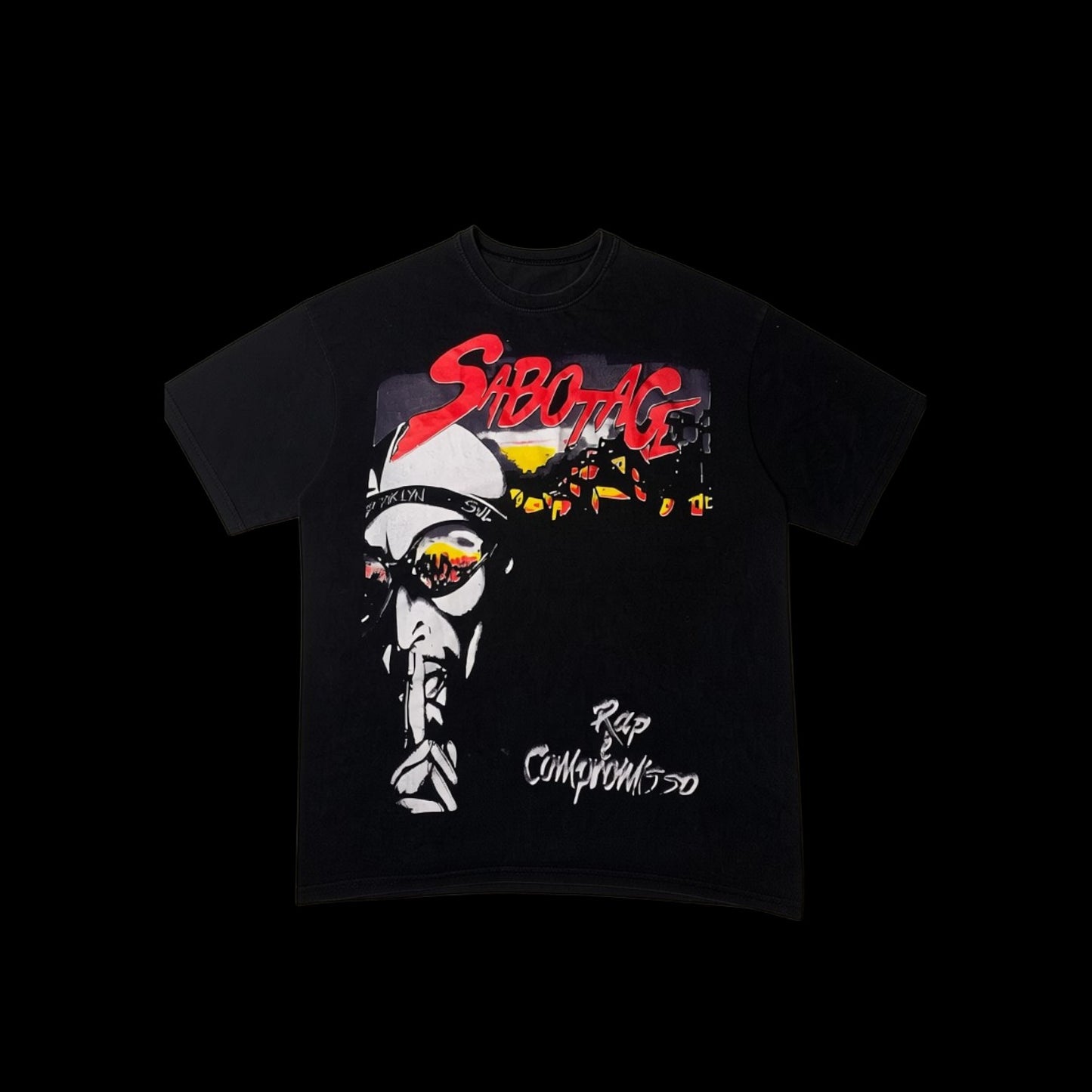 Camisa preta garimpo do madruga com estampa gráfica "Sabotagem" e "Rap é Compromisso". Tamanho G.
