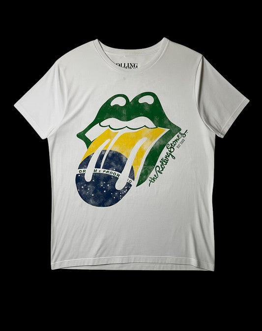 Camisa branca de algodão da The Rolling Stones com estampa da língua icônica em verde, amarelo e azul, inspirada na bandeira do Brasil. Tamanho M.
