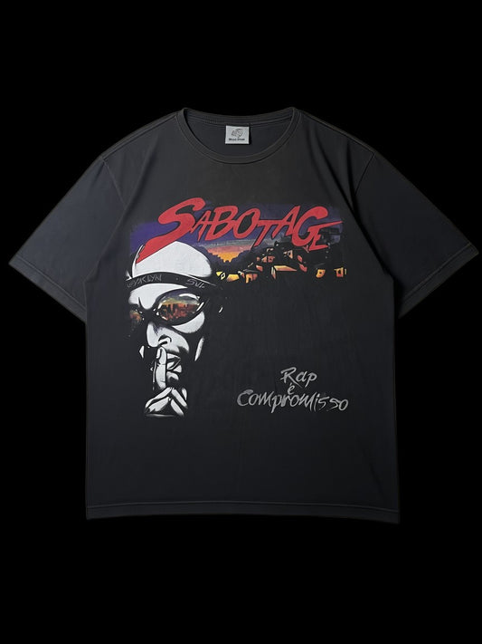Camisa preta vintage da Sabotagem, tamanho M, com estampa gráfica de rap e pôr do sol. Peça original de época.