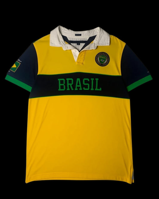 Camisa polo Tommy Hilfiger Brasil amarela, preta e azul com detalhes verdes. Tamanho G.