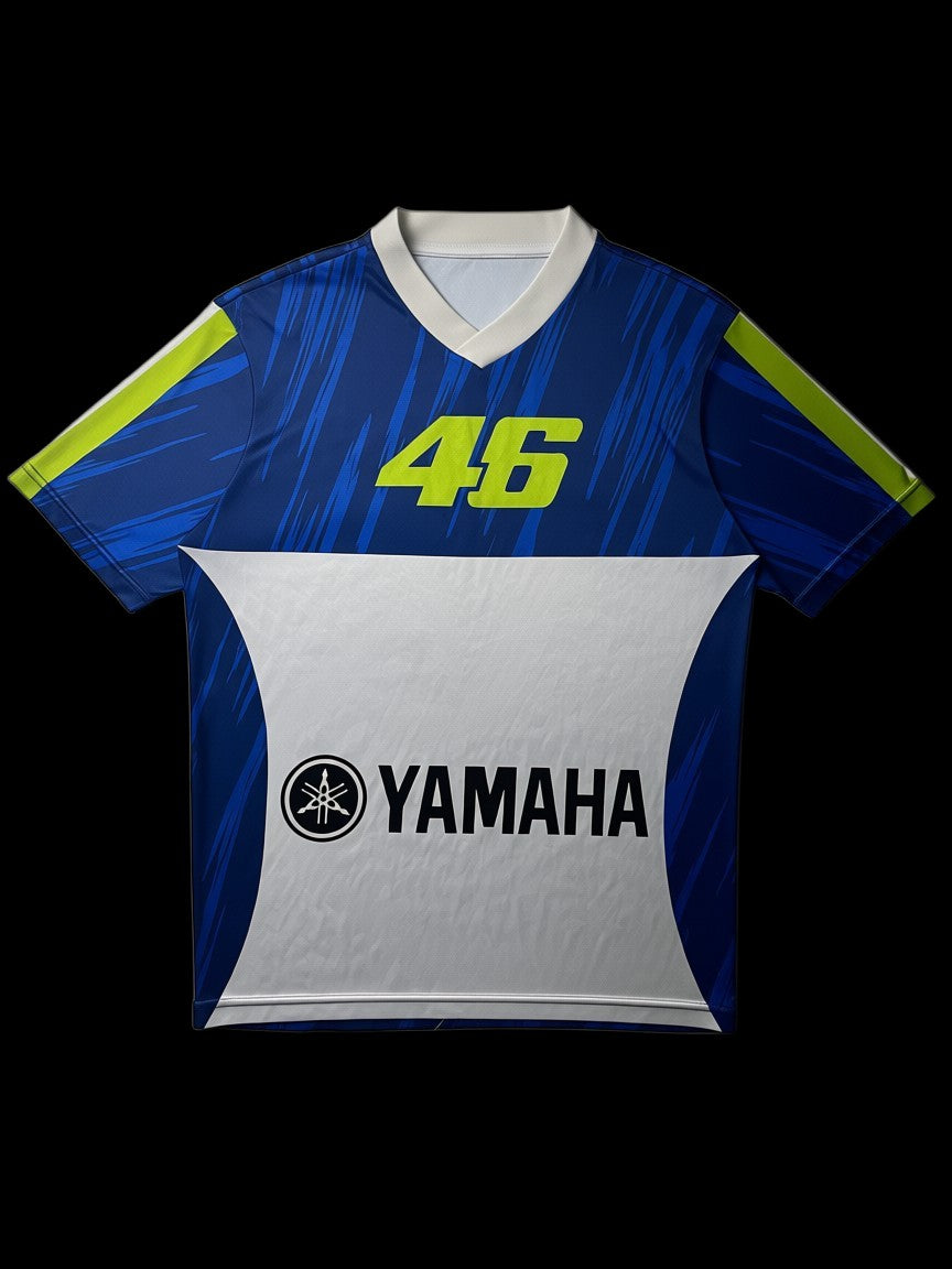 Camisa azul e branca da Yamaha com o número 46 em amarelo neon e o logo da Yamaha. Tamanho M.