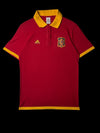 Camiseta polo vermelha da Adidas Espanha 2010 original, com gola e mangas amarelas, escudo da seleção bordado no peito.