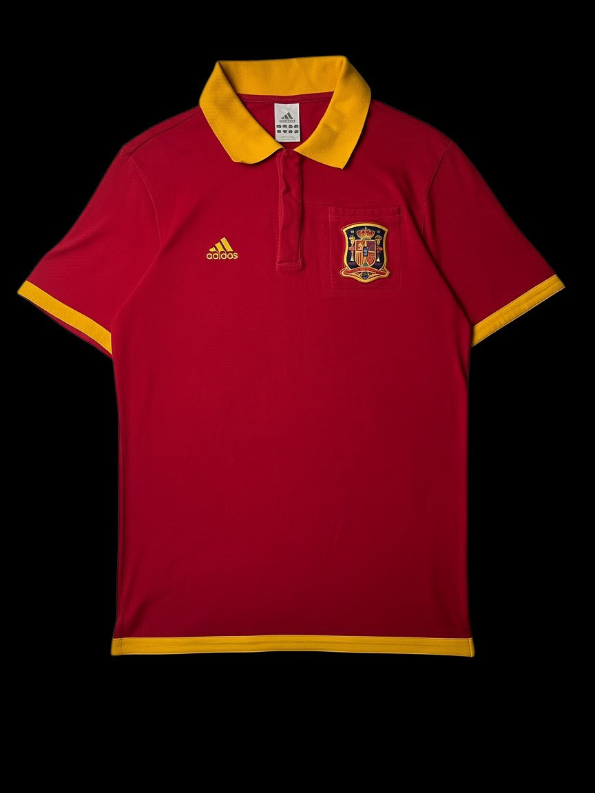 Camiseta polo vermelha da Adidas Espanha 2010 original, com gola e mangas amarelas, escudo da seleção bordado no peito.