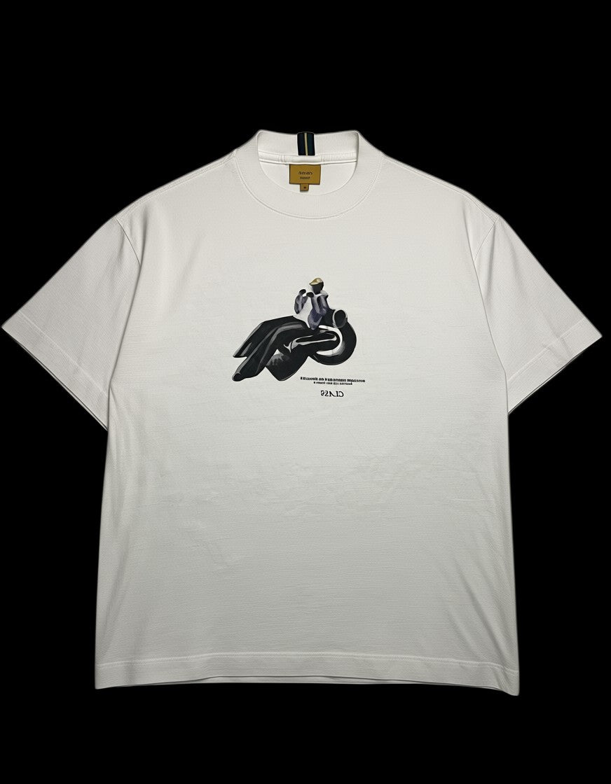 Camisa branca de algodão da garimpo do madruga com estampa gráfica de uma pessoa sentada em uma poltrona de designer.