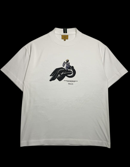Camisa branca de algodão da garimpo do madruga com estampa gráfica de uma pessoa sentada em uma poltrona de designer.