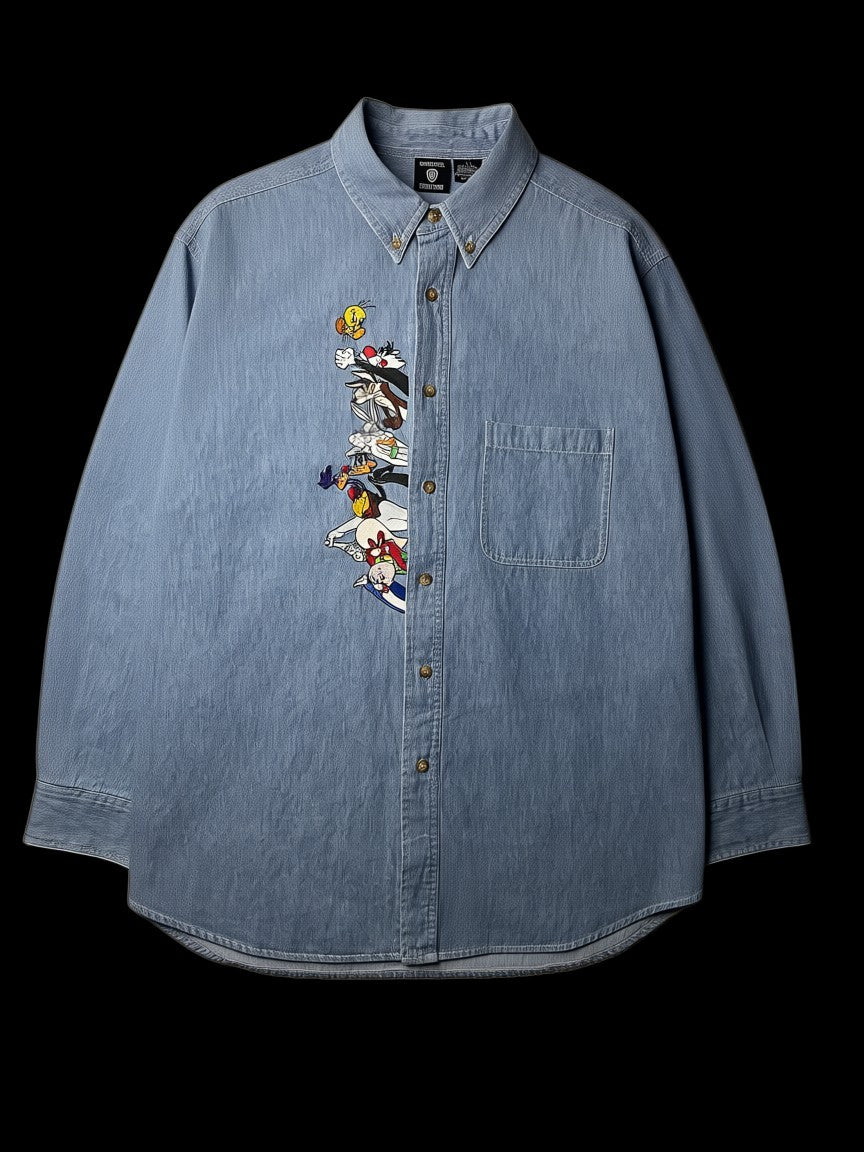Camisa jeans azul clara garimpo do madruga com estampa vertical dos personagens Looney Tunes, tamanho G.