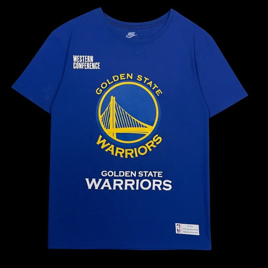 Camiseta Nike X Nba Golden State Warriors azul com estampa amarela e branca, disponível na garimpo do madruga