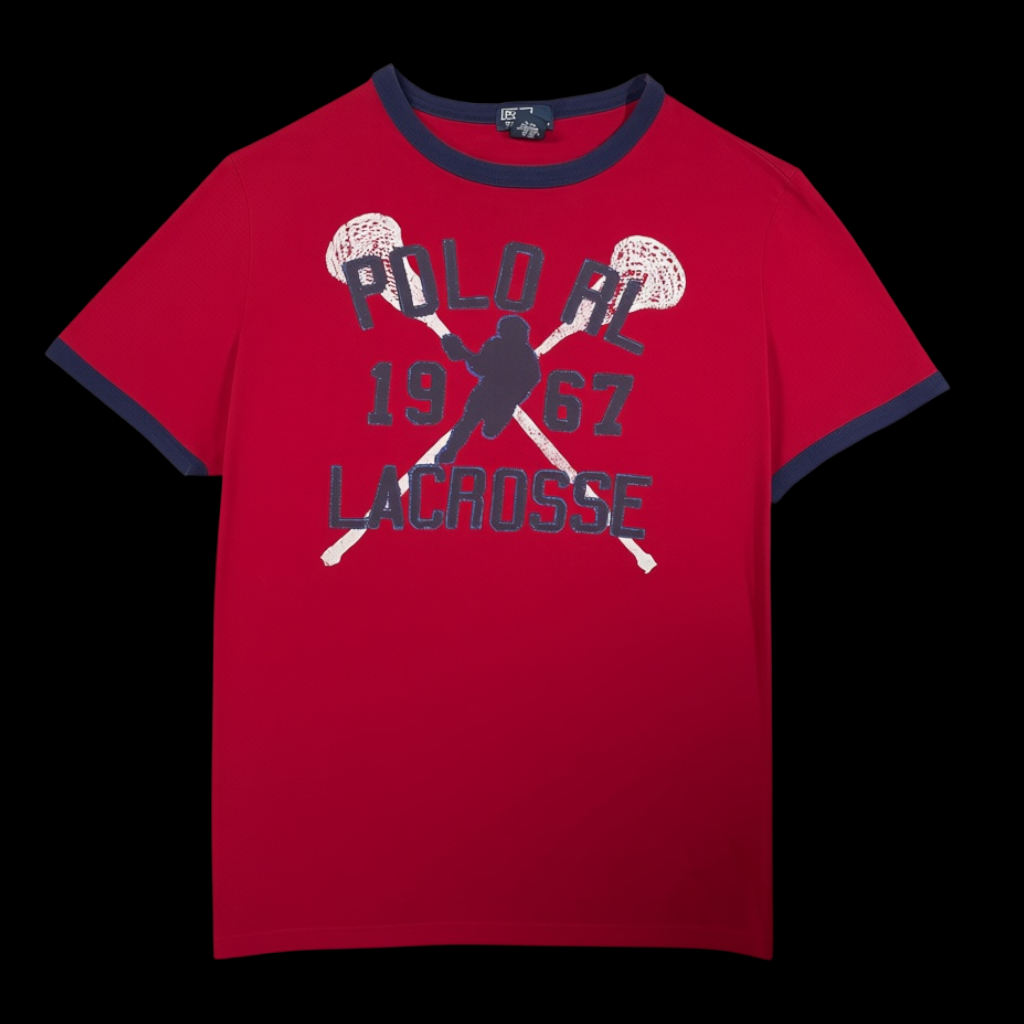 Camiseta ringer vermelha garimpo do madruga com estampa vintage de lacrosse Polo RL 1967 e detalhes em azul marinho
