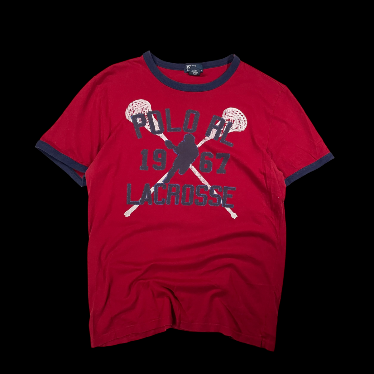 Camiseta ringer vermelha garimpo do madruga com estampa vintage de lacrosse 1967 e detalhes em azul marinho