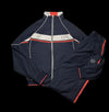 Conjunto de agasalho azul marinho da Sergio Tacchini com detalhes em branco e laranja, tamanho M. Calça com listras laterais.
