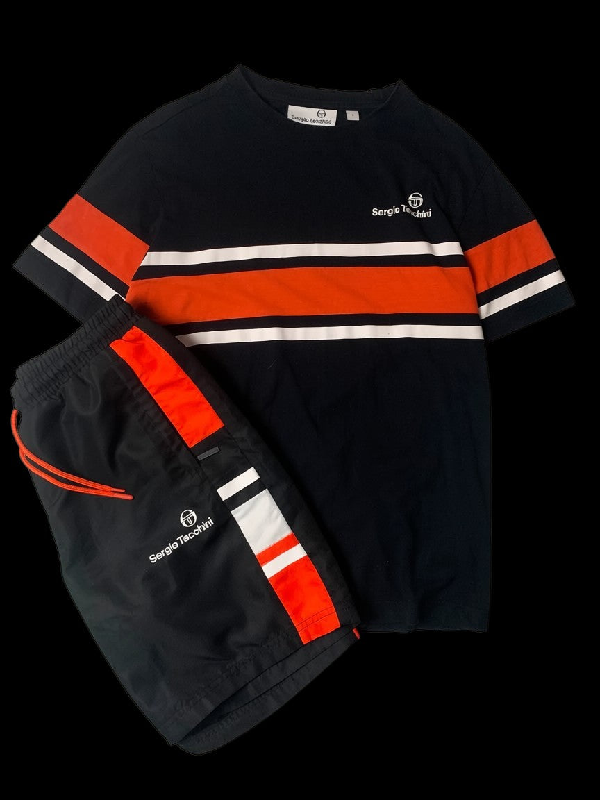 Conjunto Sérgio Tacchini preto com listras laranja e brancas na camiseta e bermuda. Tamanho P.